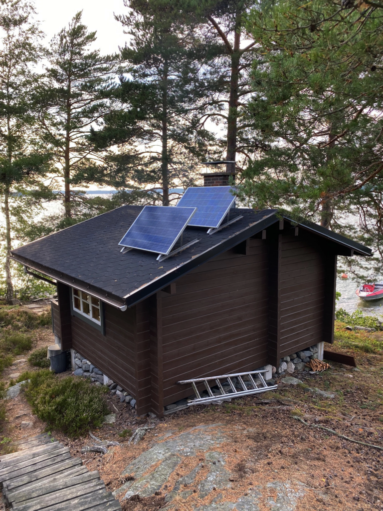 Taalintehtaan kesämökin kaikki käyttövesi saadaan suoraan omasta mökkirannasta auringon voimalla. Katolle asennetut aurinkopaneelit riittävät hyvin myös mökin muulle käyttösähkölle.
