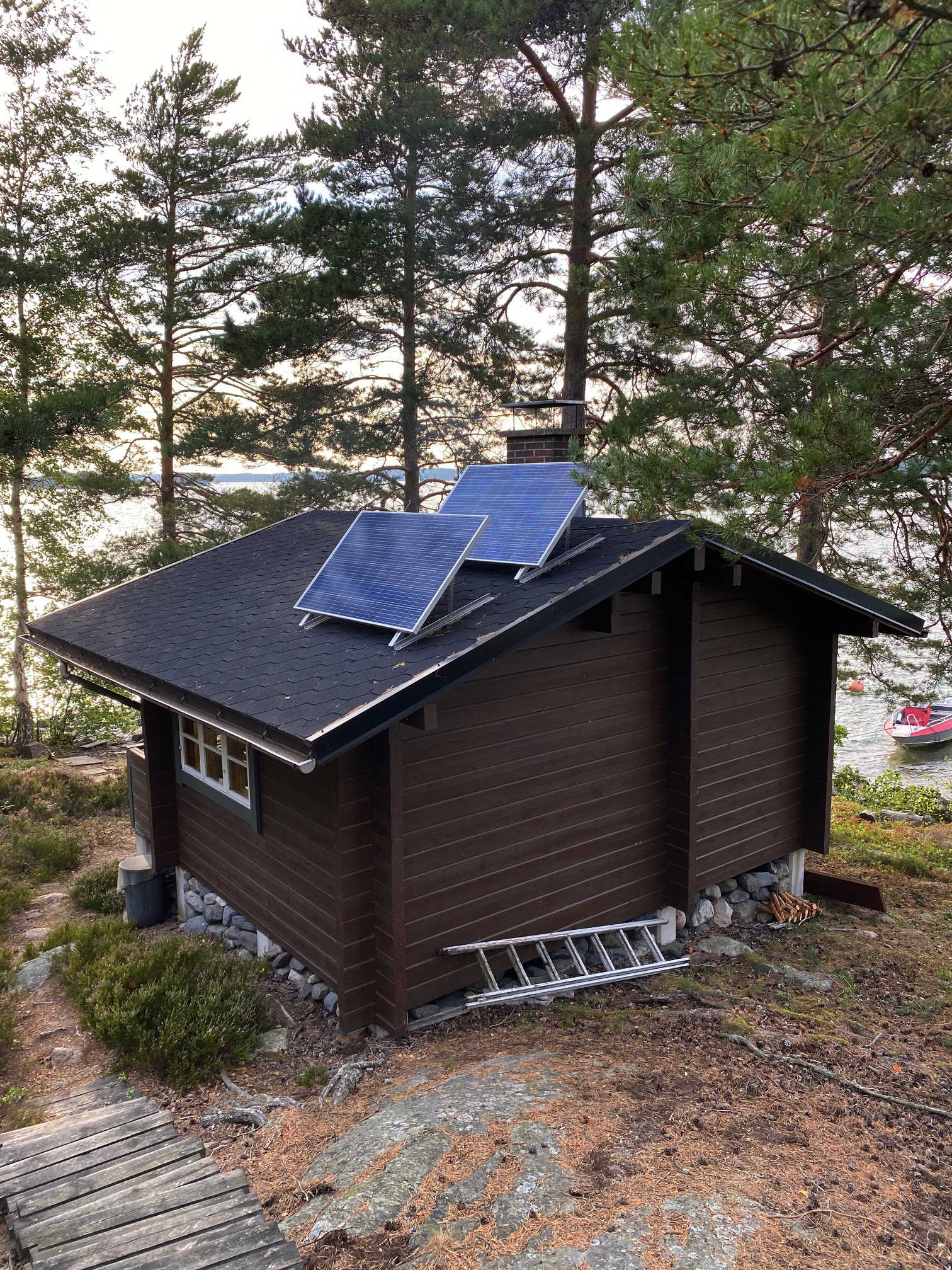 Taalintehtaan kesämökin kaikki käyttövesi saadaan suoraan omasta mökkirannasta auringon voimalla. Katolle asennetut aurinkopaneelit riittävät hyvin myös mökin muulle käyttösähkölle.
